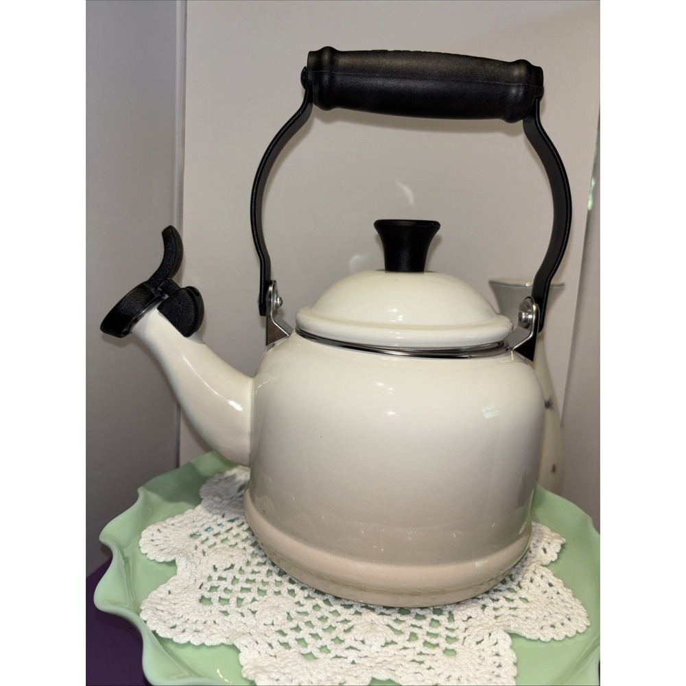 Le Creuset White & Tan Enameled Small Kitchen Appliance Tea Kettle 1.25qt